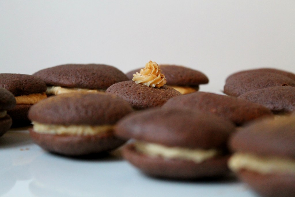 Spekulatius-Whoopies mit Erdnussbutterfüllung